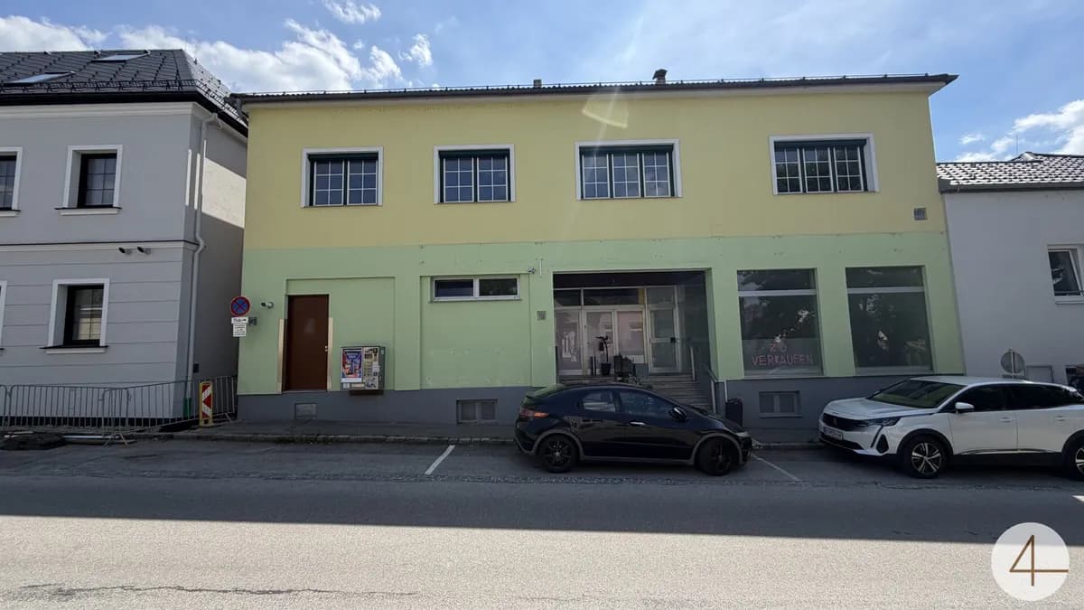 Renditeobjekt mit 2 Wohnungen, 2 Geschäftsflächen und Ausbaupotenzial im Dachgeschoss