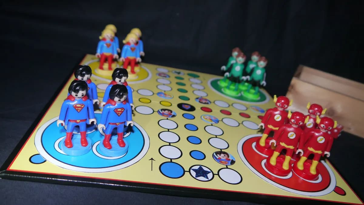 DC Playmobil Marvel Superman Mensch ärgere Dich nicht Spiel Special Edition Brettspiel Sammelfiguren Supergirl The Flash Green Lantern