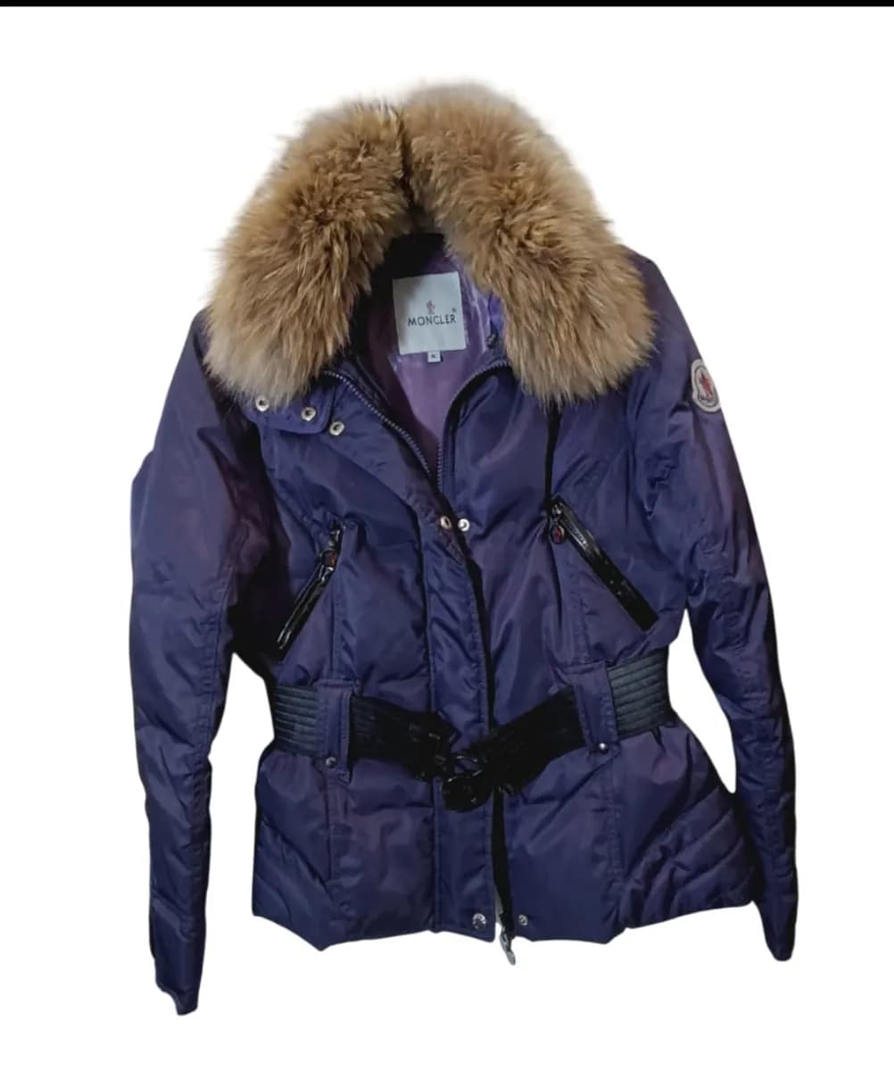 Moncler „Angers“ Daunenjacke mit Echtpelz & Gürtel – Violett/Lila. gr: m🌱