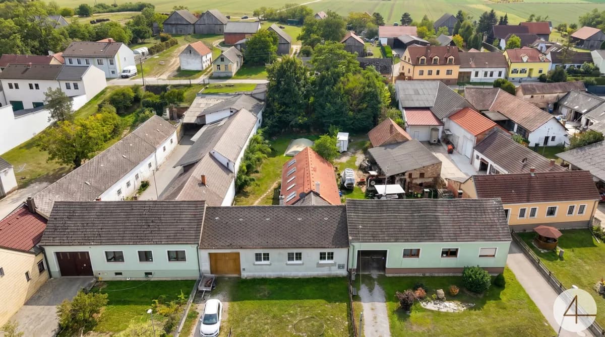 Großzügiges Einfamilienhaus mit überdachtem Pool und traumhaftem Garten in Loidesthal! 1284m2 Grundstück