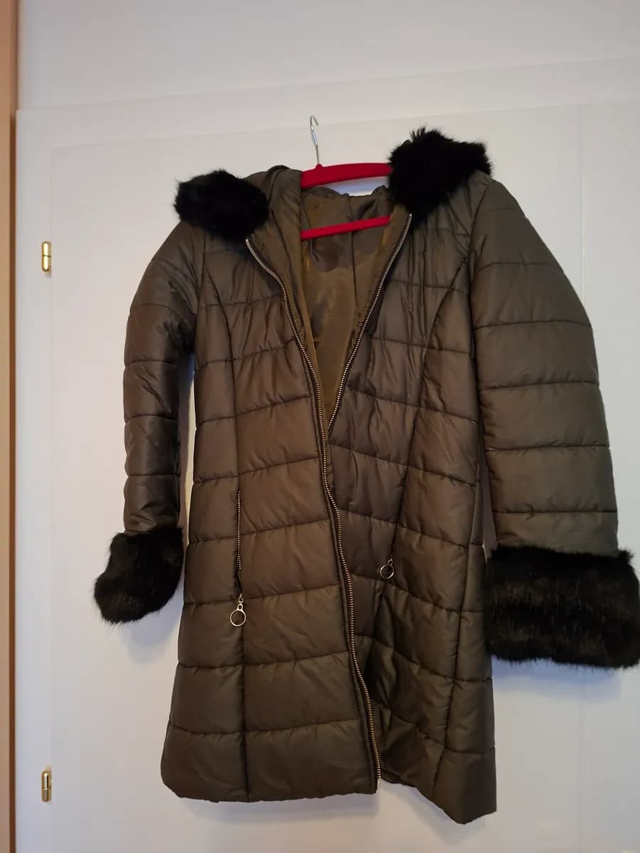 Neuer Winterjacke Olivgrün mit Kunstfell - Gr. 38 (klein geschnitten!)