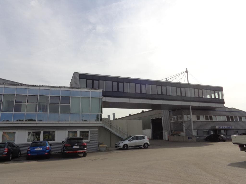 Große Halle mit mit 1272 m² plus 360 m² Büro im Gewerbepark Primetzhofer