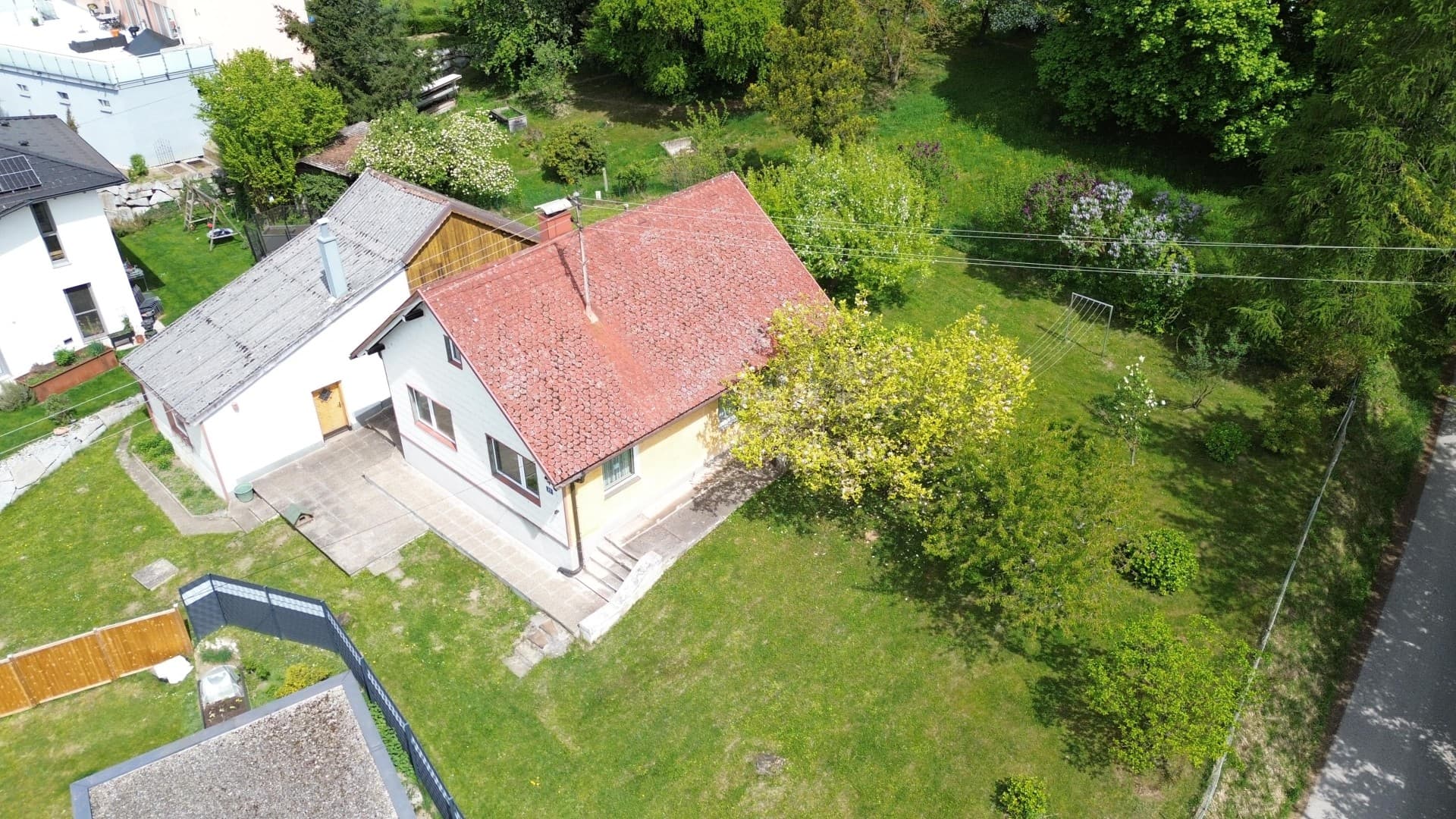 Älteres Haus mit Nebengebäude und Garage. Herrlicher Gebirgsblick SONDERPREIS - Bild 1