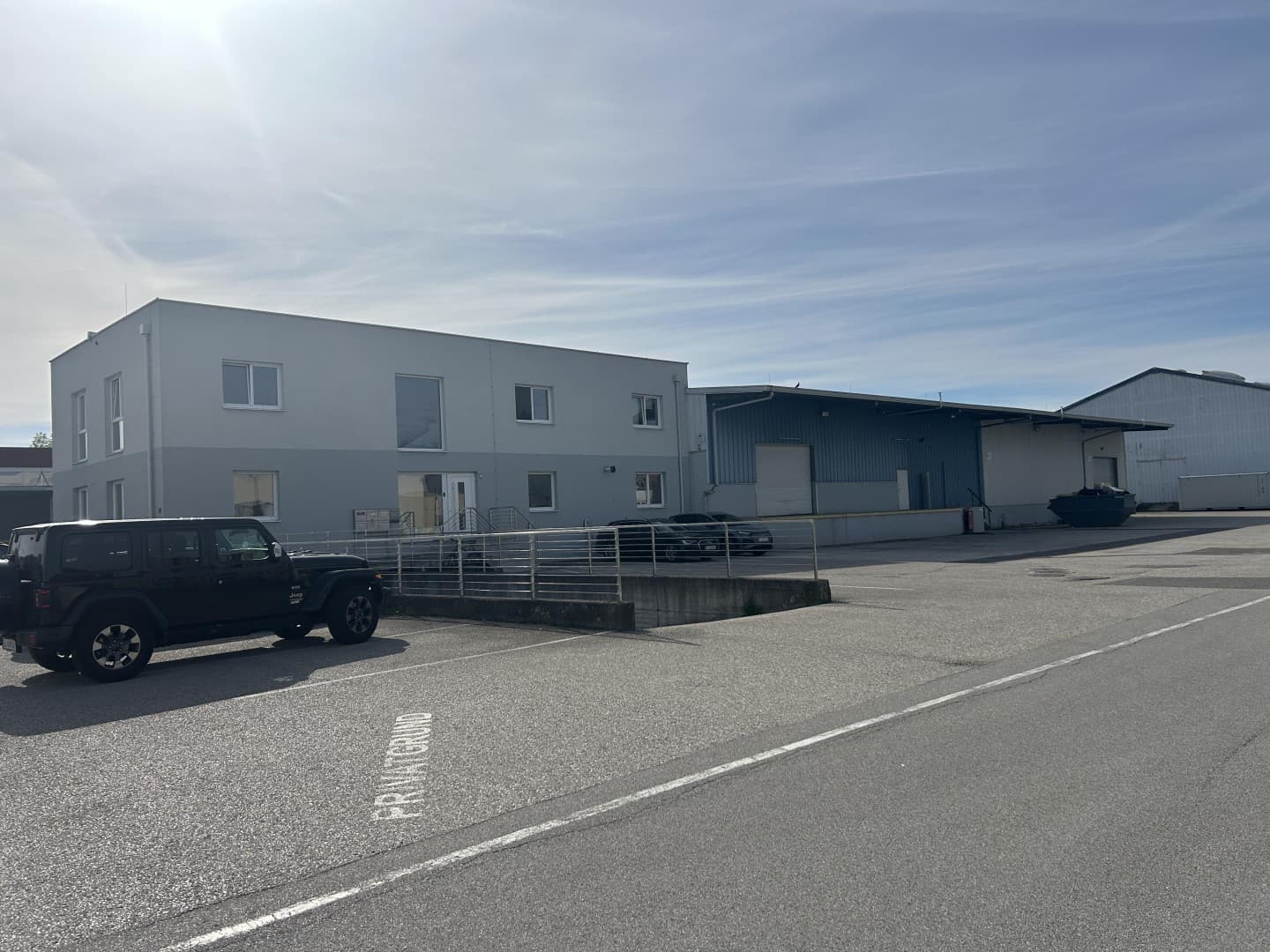 1050 m² Halle, 200 m² Büro, 24 Stundenzufahrt eigene Tankstelle. Ideal für eine Spedition SOFORT VERFÜGBAR - Bild 1