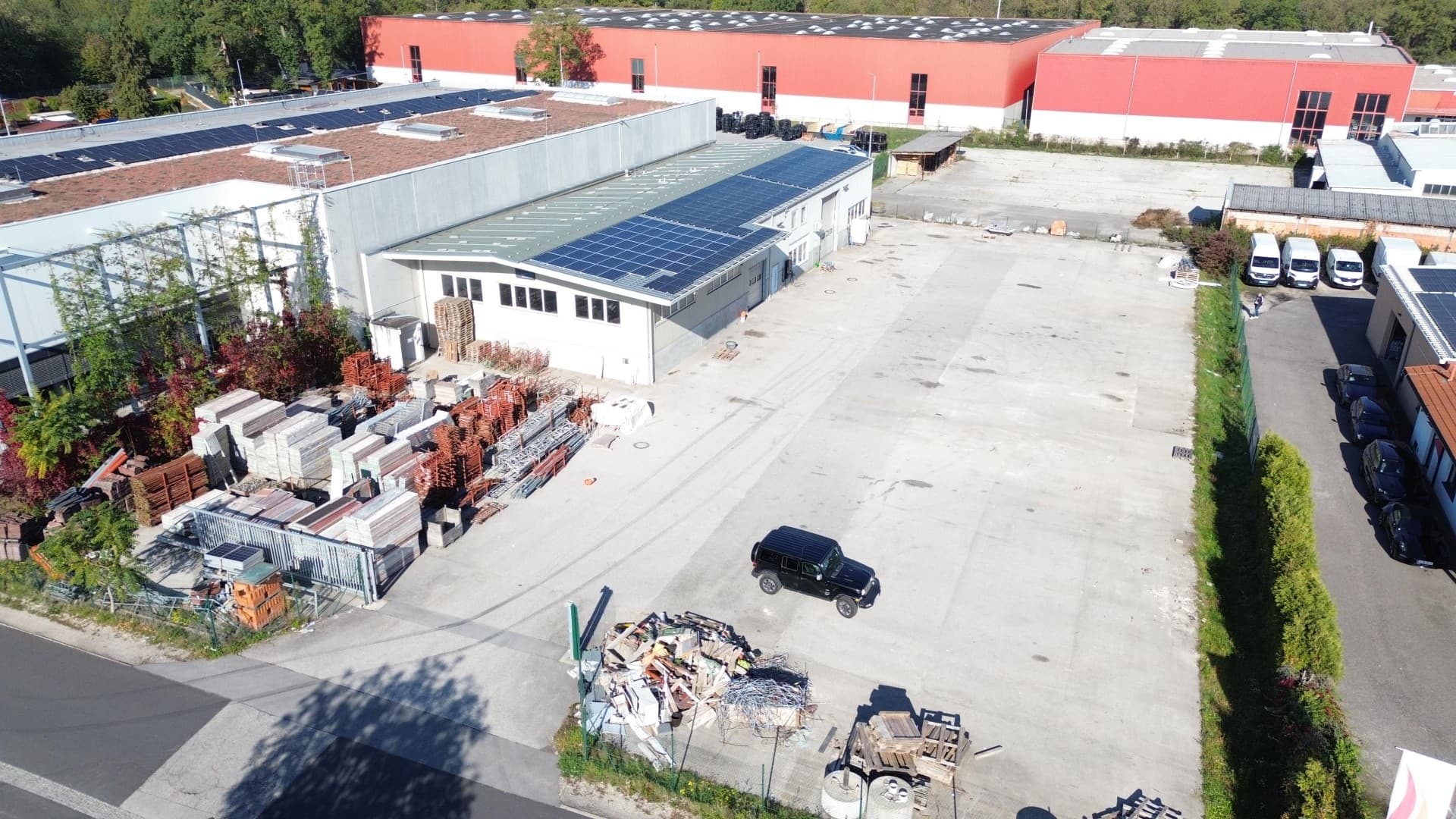 Gewerbeobjekt mit ca. 600 m² Halle und 100 m² Büro 2200 m² asphaltierte 'Aussenfläche, - mit 1,5-t-Krananlage /Waschplatz und Ölabscheider