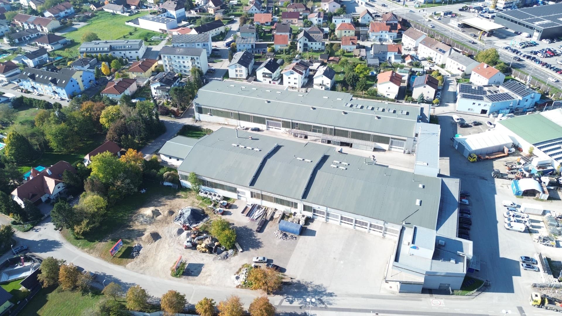 Große Halle mit mit 1272 m² plus 360 m² Büro im Gewerbepark Primetzhofer