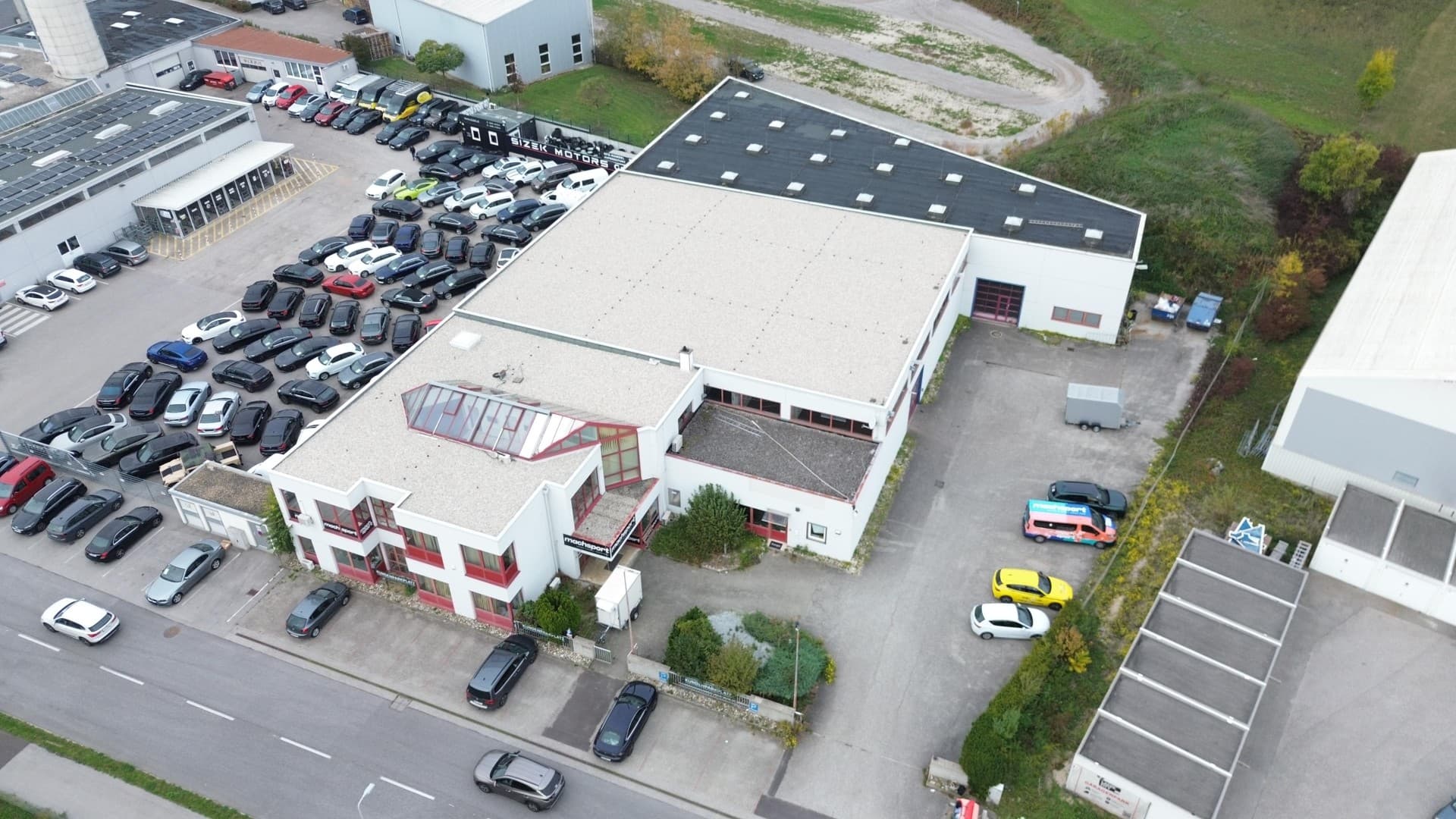 Zentral gelegene Lagerflächen zu vermieten ca. 456 m² Halle und 435 m² Büro und 593 m² reines Lager