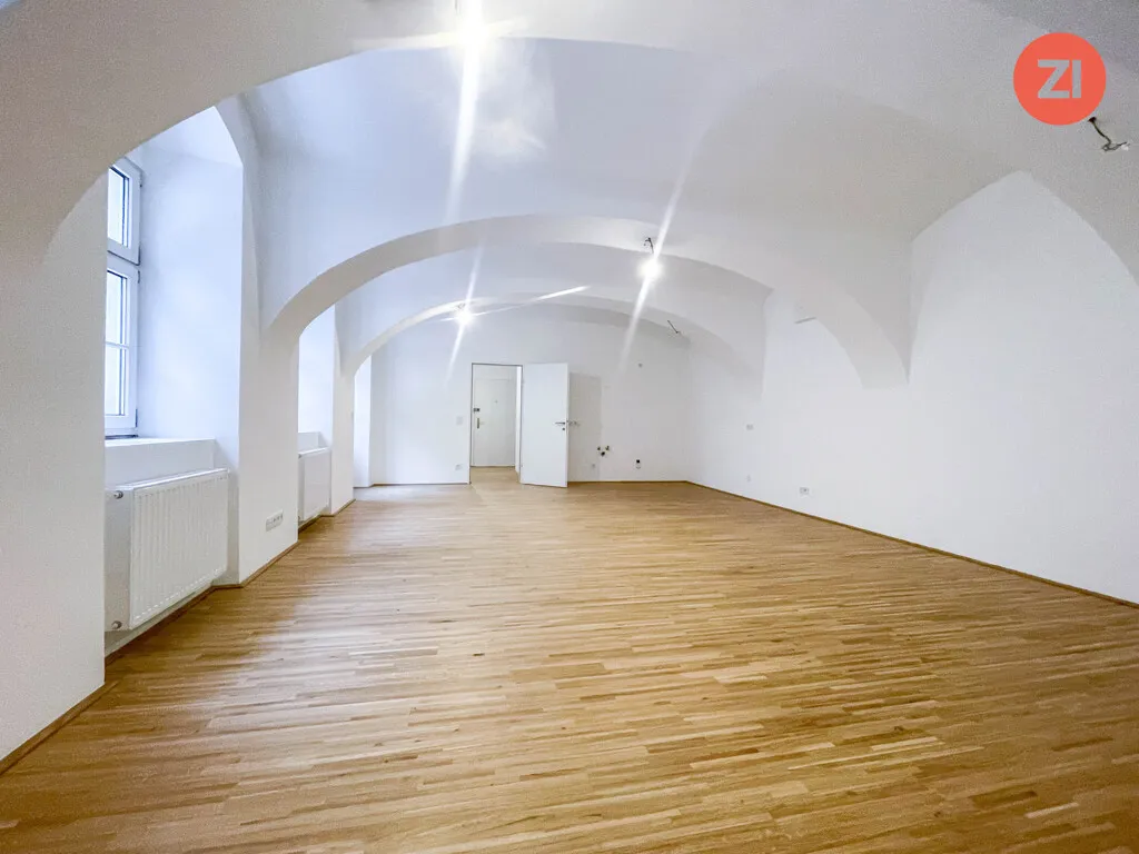 Generalsaniertes 1- Raum Büro mit Terrasse und Garten zum Innenhof im Linzer Zentrum - Bild 1