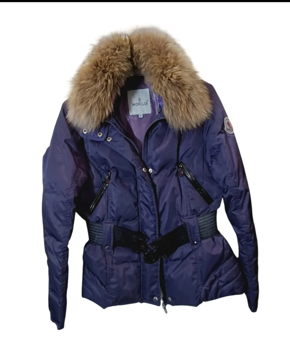 Moncler „Angers“ Daunenjacke mit Echtpelz & Gürtel – Violett/Lila. gr: m🌱